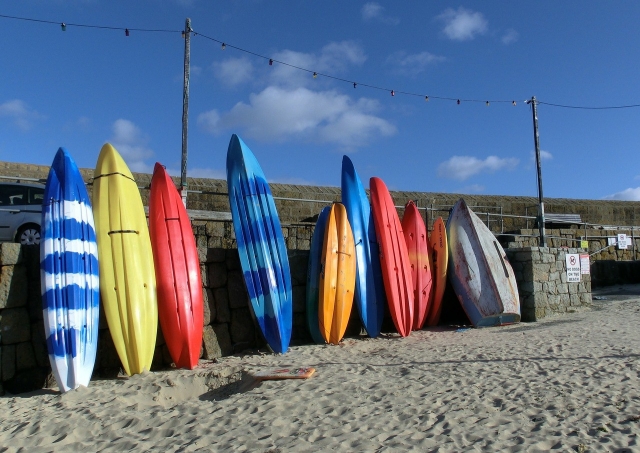  Surfbretter warten auf ihre Surfer 